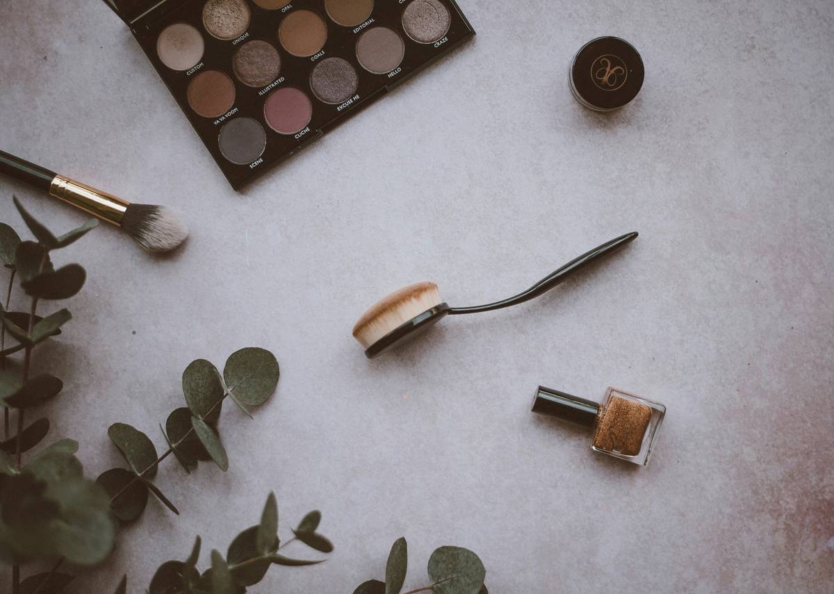 Infographic comparing henna vs pencil vs microblading: duration, cost, pain level, and skin impact