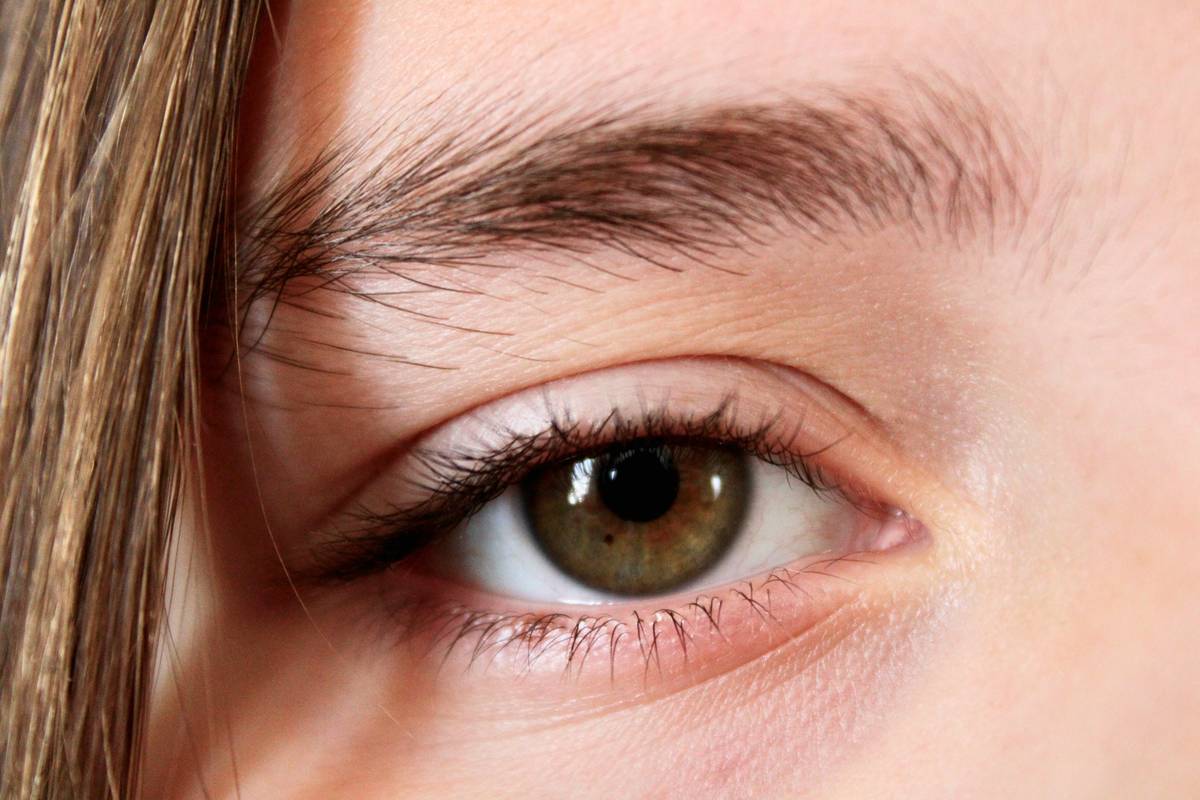 Infographic comparing ingredients in real vs fake eyebrow henna: pure henna contains Lawsonia extract only; fake versions list PPD, ammonia, or resorcinol