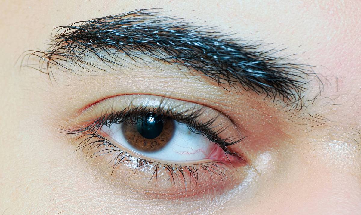 Infographic showing how henna lawsone molecules bind to keratin in brow hair and skin versus traditional dye penetration