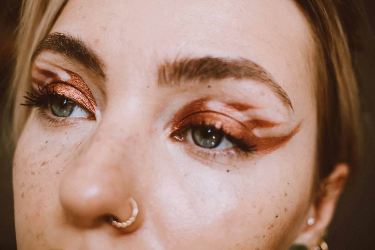 Side-by-side infographic: Brow shaping henna stains skin and hair for 10-14 days; regular tint only coats hair for 2-3 days.